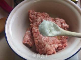 蛋皮三鲜锅贴的做法步骤：3