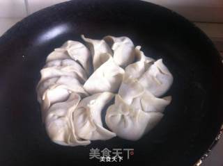蛋皮三鲜锅贴的做法步骤：12
