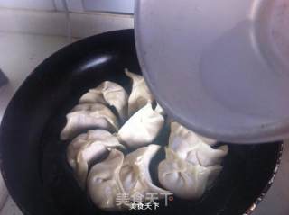 蛋皮三鲜锅贴的做法步骤：13