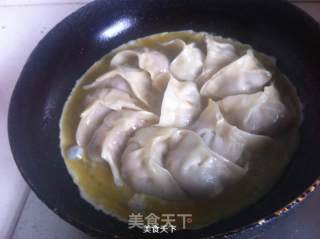 蛋皮三鲜锅贴的做法步骤：14