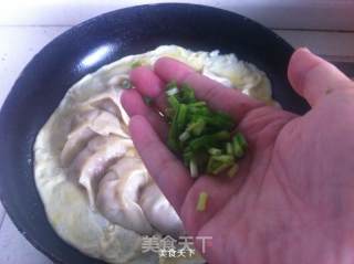 蛋皮三鲜锅贴的做法步骤：15