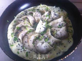 蛋皮三鲜锅贴的做法步骤：16