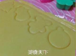 盈太美食俱乐部---吸引小朋友的可爱圣诞树糖霜饼干的做法步骤：5