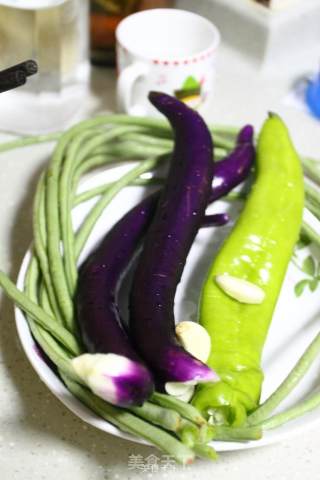 夏日餐桌上最家常的茄子炒豇豆的做法步骤：1