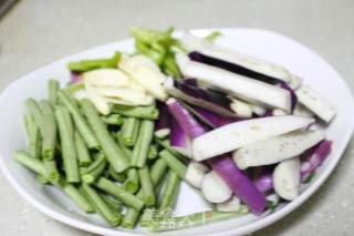 夏日餐桌上最家常的茄子炒豇豆的做法步骤：2