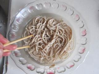 手撕鸡丝拌豆皮的做法步骤：6
