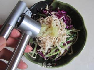 手撕鸡丝拌豆皮的做法步骤：8