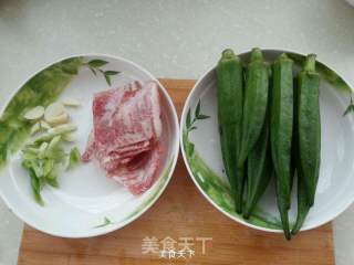 培根炒秋葵的做法步骤：1