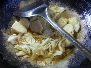 咖喱墨鱼丸圆白菜的做法步骤：6