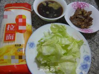 圆白菜卤牛腩拉面的做法步骤：1