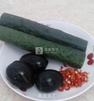 青瓜拌皮蛋的做法步骤：1