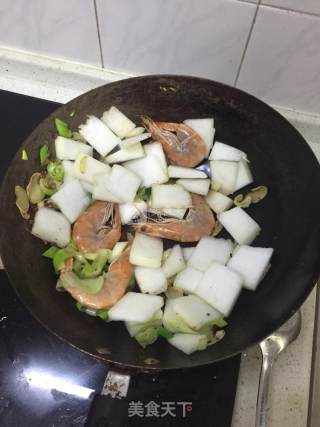 海米冬瓜炒大虾的做法步骤：4