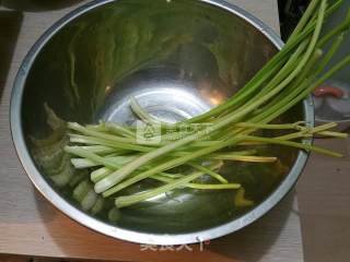 腊肠炒芹菜的做法步骤：1