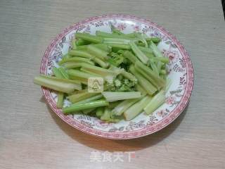 腊肠炒芹菜的做法步骤：2
