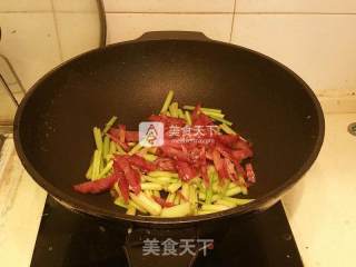 腊肠炒芹菜的做法步骤：9