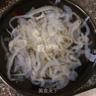 凉拌脆爽海蜇丝的做法步骤：2