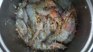 蒜香鱼露铁板虾的做法步骤：2