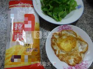 煎鸡蛋五号菜拉面的做法步骤：1