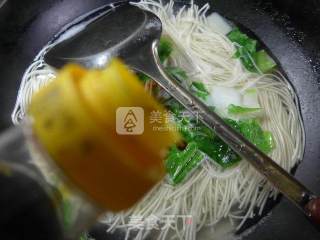 煎鸡蛋五号菜拉面的做法步骤：4