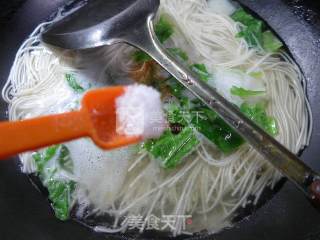 煎鸡蛋五号菜拉面的做法步骤：6