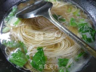 煎鸡蛋五号菜拉面的做法步骤：7