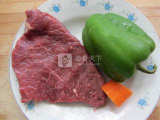 灯椒炒牛肉的做法步骤：1