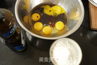 电饭煲：红糖海绵蛋糕的做法步骤：1