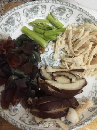 皮蛋瘦肉粥的做法步骤：1
