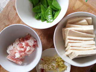 五花肉炒煎豆腐荷兰豆的做法步骤：3