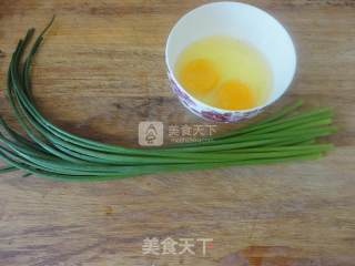 韭菜苔炒鸡蛋的做法步骤：1