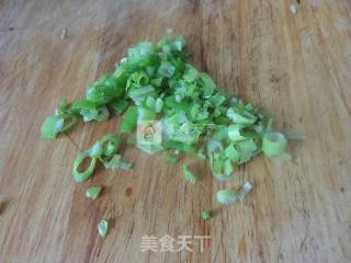 蘑菇尖椒炒肉的做法步骤：1