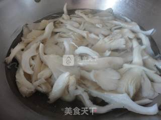 蘑菇尖椒炒肉的做法步骤：4