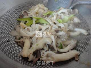 蘑菇尖椒炒肉的做法步骤：9