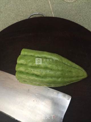 苦瓜煎蛋的做法步骤：1