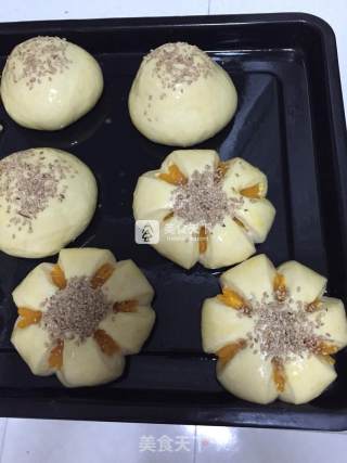 蛋黄南瓜泥花朵面包的做法步骤：11