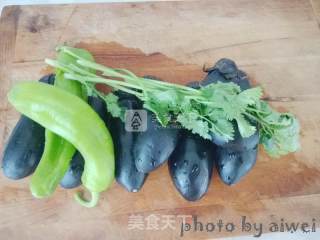 青椒汆酱茄子的做法步骤：2