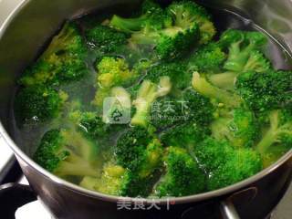 咸蛋炒青花椰 ☆咸蛋炒蔬7的做法步骤：1