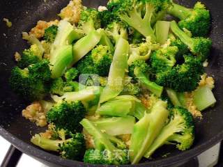 咸蛋炒青花椰 ☆咸蛋炒蔬7的做法步骤：5