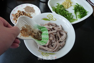 核桃甜椒凉拌肚丝的做法步骤：2