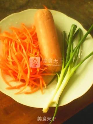 火腿肠炒绿豆芽的做法步骤：1