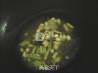 火腿肠炒绿豆芽的做法步骤：6