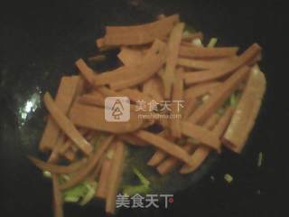 火腿肠炒绿豆芽的做法步骤：7