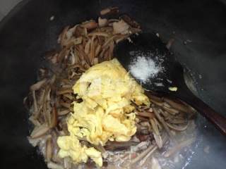 菌可以简单的吃---鸡枞菇炒鸡蛋的做法步骤：8