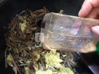 菌可以简单的吃---鸡枞菇炒鸡蛋的做法步骤：9