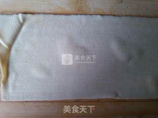 卤肉卷的做法步骤：1