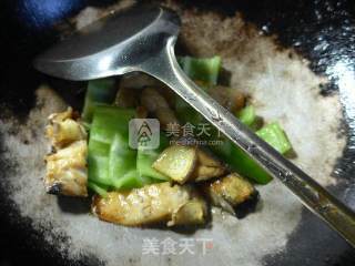 尖椒炒咸鱼的做法步骤：5