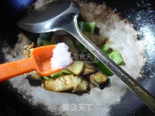 尖椒炒咸鱼的做法步骤：8