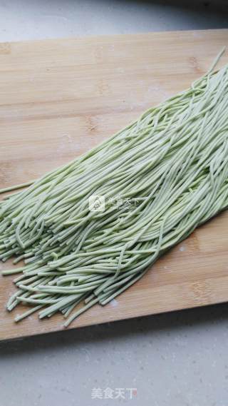 清爽鲜美好滋味~~~鲜蛤菠菜面的做法步骤：5