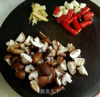 香菇焖鸡的做法步骤：3
