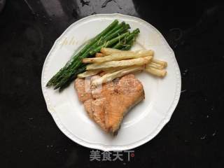 香煎三文鱼配芦笋的做法步骤：4